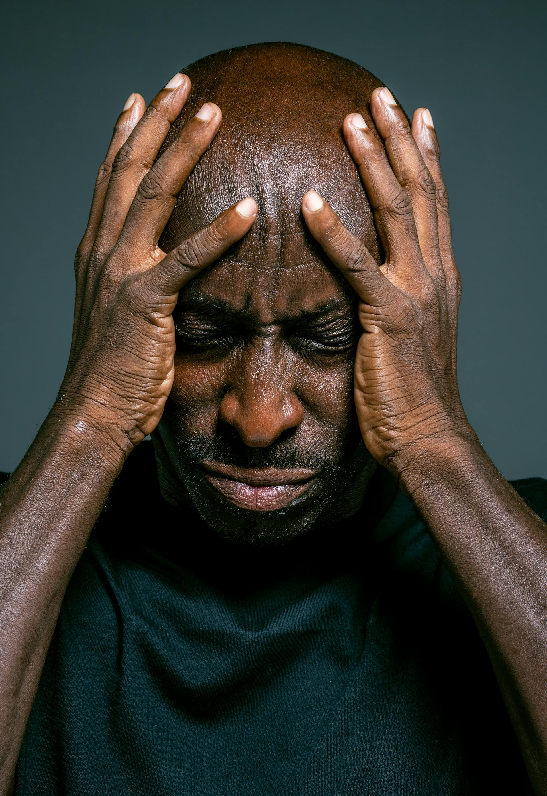 A man holding his head | Source: Pexels