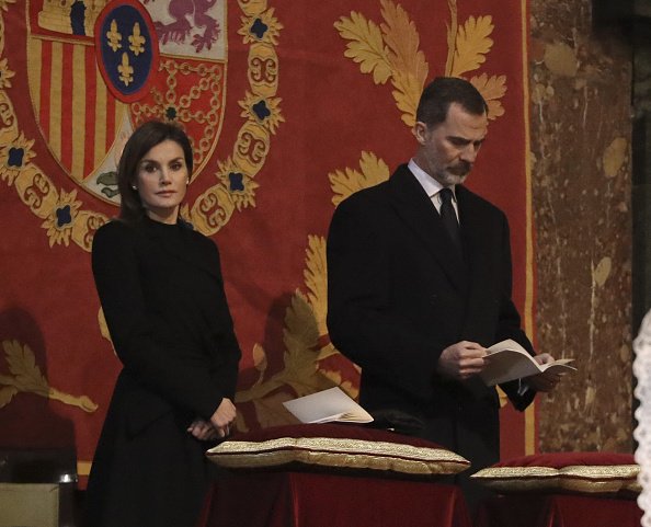 El rey Felipe de España y la reina Letizia de España asisten a una misa con motivo del 25 aniversario de la muerte de Conde de Barcelona, padre del rey Juan Carlos, en el monasterio de San Lorenzo del Escorial el 3 de abril de 2018 en El Escorial, España. | Fuente: Getty Images