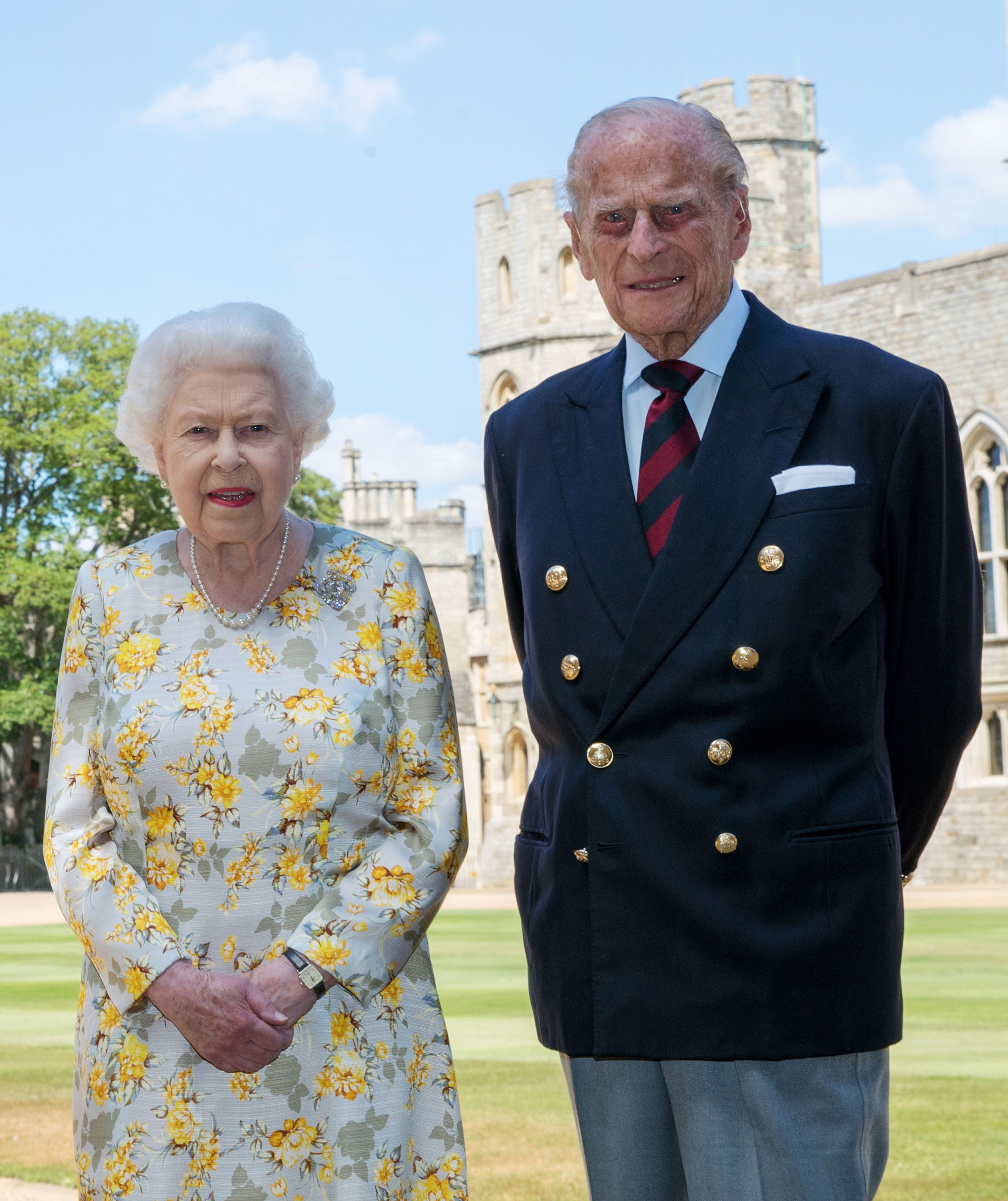 La Reine Elizabeth II et le duc d'Édimbourg en 2020 devant le château de Windsor. l Source : Getty Images