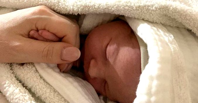 Bébé Mia tenue par sa mère après la naissance. | Source : twitter.com/HopkoHanna