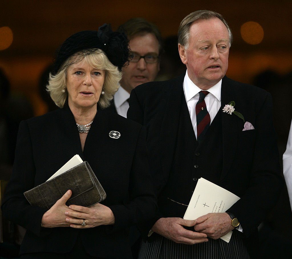 Camilla y Andrew Parker-Bowles en el funeral de la difunta esposa de Andrew, Rosemary Parker Bowles, el 25 de marzo de 2010 en Londres. | Foto: Getty Images