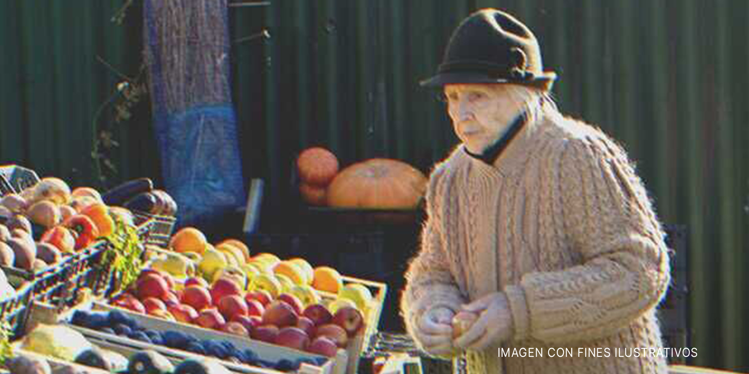 Anciana frente a puesto de frutas. | Foto: Shutterstock