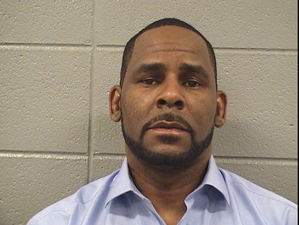 R. Kelly poses for a mugshot photo after being arrested for $161,663 in unpaid child support March 6, 2019 | Photo: Getty Images