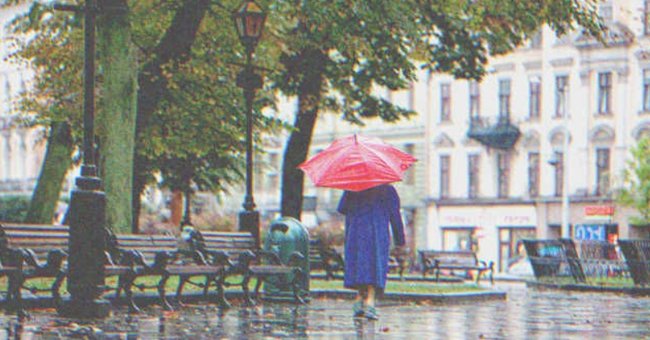 A woman walking on a rainy day. | Source: Shutterstock