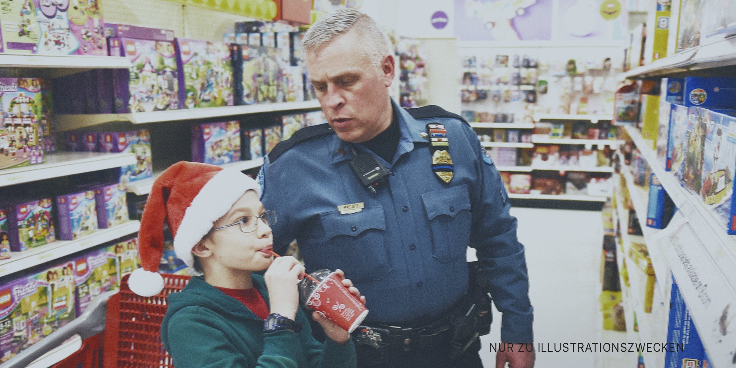 Ein Polizist mit einem Jungen in einem Geschäft | Quelle: Getty Images