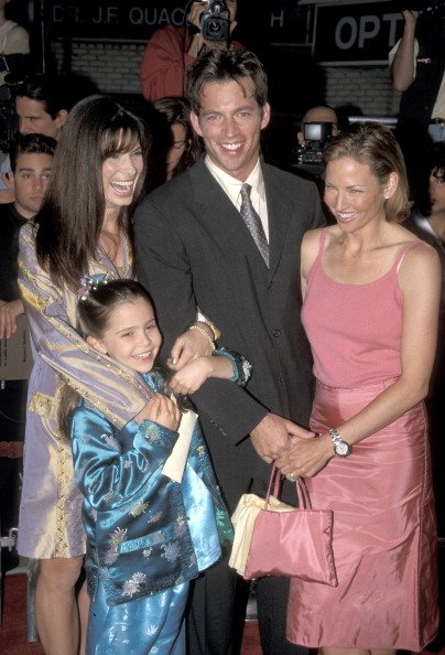 Sandra Bullock, Harry Connick Jr., Jill Goodacre, and Mae Whitman pictured in 1998. | Photo: Getty Images