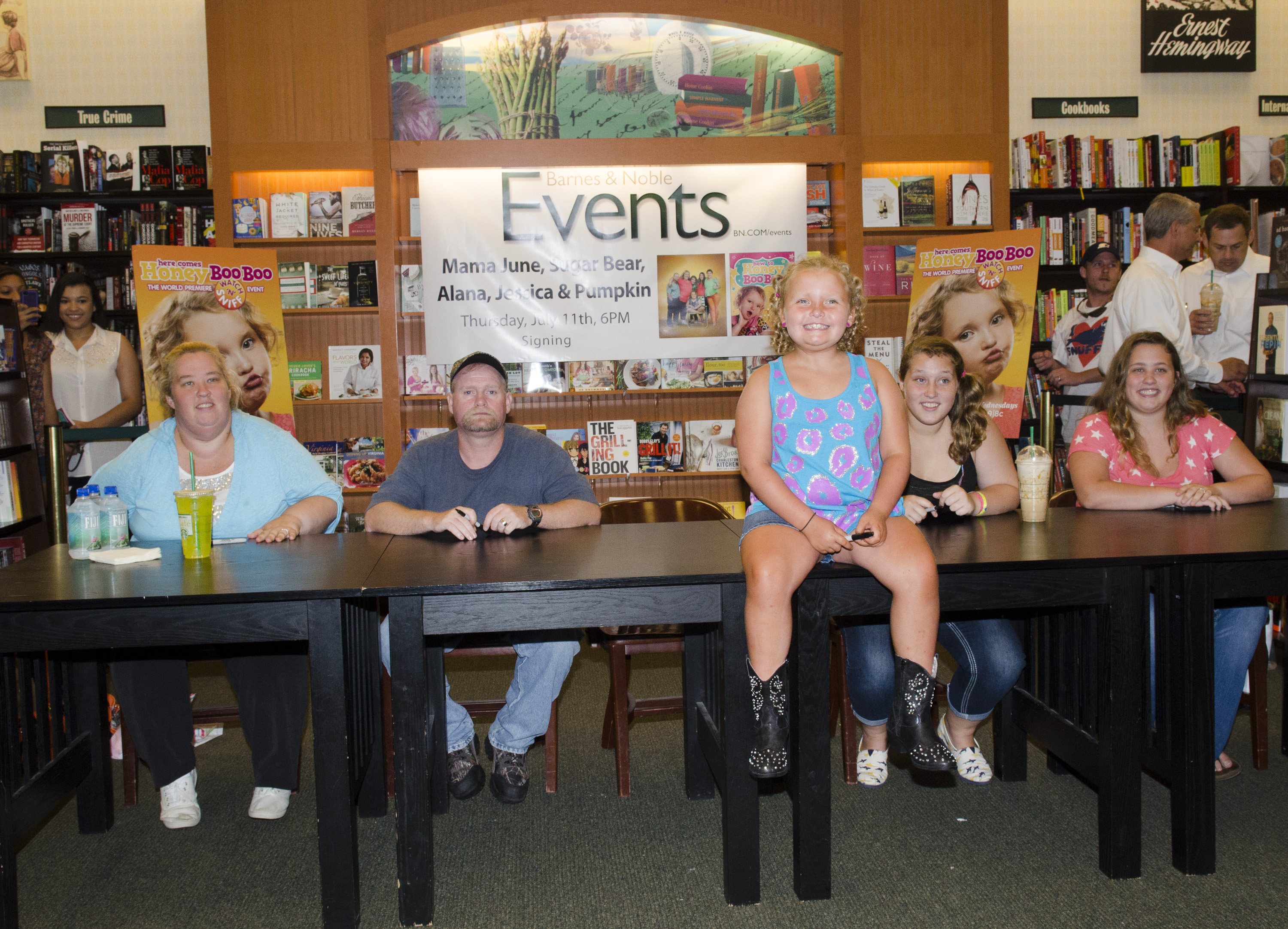 June "Mama" Shannon, Mike "Sugar Bear" Thompson, Alana "Honey Boo Boo" Thompson, Anna "Chickadee" Shannon, and Lauryn "Pumpkin" Shannon at the Barnes and Nobles on July 11, 2013, in Mclean, Virginia | Source: Getty Images