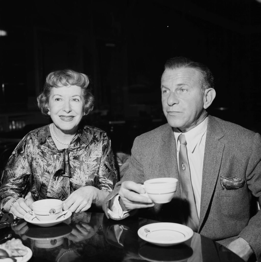 Comedian George Burns with wife Gracie Allen attend 20th Century Fox party in Los Angeles, California on November 28, 1957. | Photo: Getty Images.
