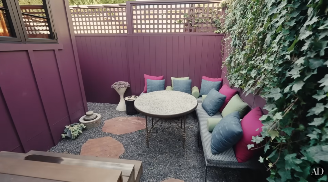 Sarah Paulson's outdoor sitting area in her home in Malibu, California. | Source: YouTube/@ArchitecturalDigest