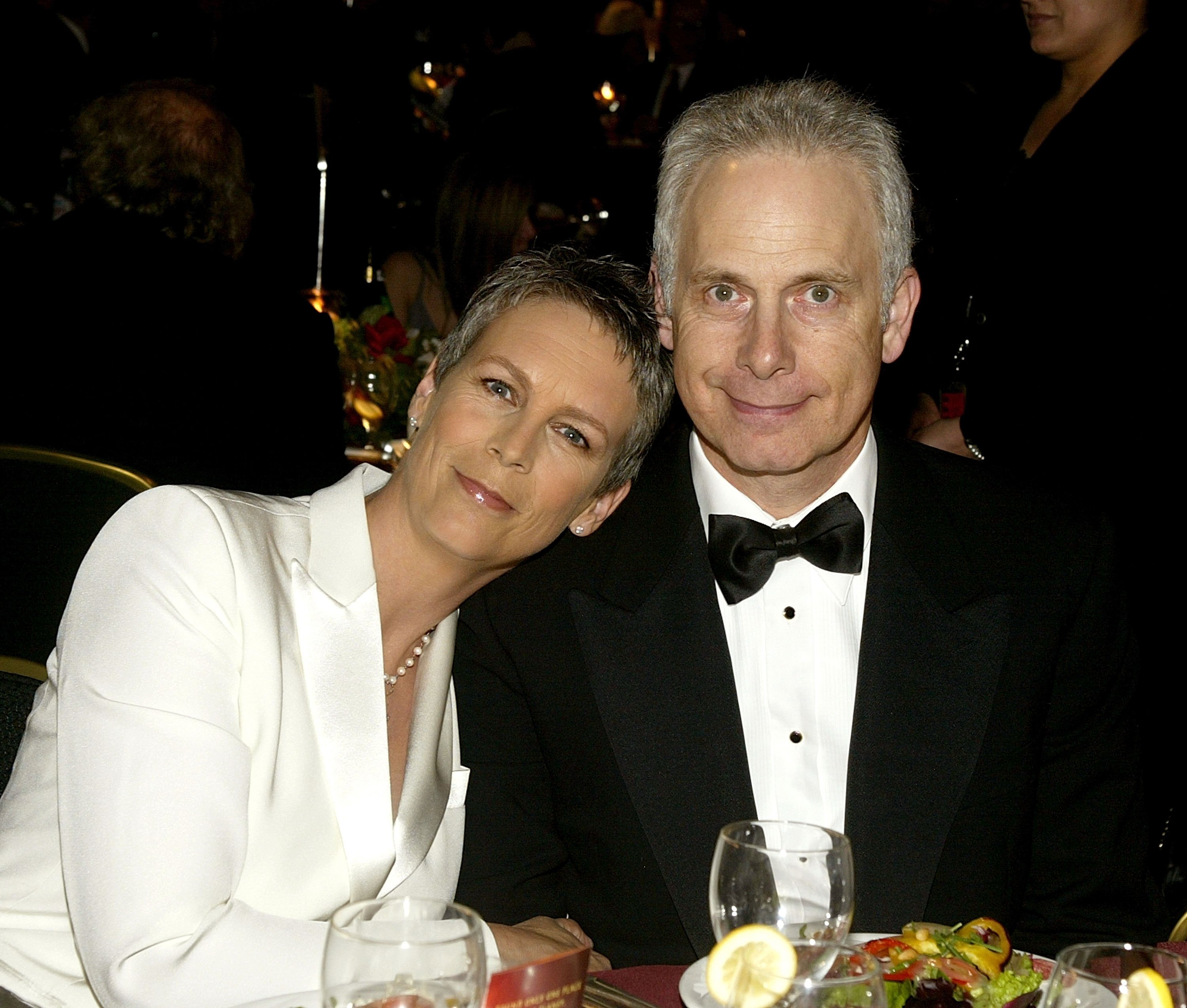 Jamie Lee Curtis (solda) ve kocası Christopher Guest, 21 Şubat 2004, Beverly Hills, California'da Beverly Hilton Hotel'de düzenlenen 6. Yıllık Kostüm Guild Ödülleri resepsiyonuna katıldılar |  Kaynak: Getty Images 