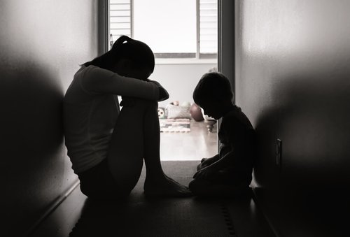 Madre triste sentada frente a su hijo. | Foto: Shutterstock