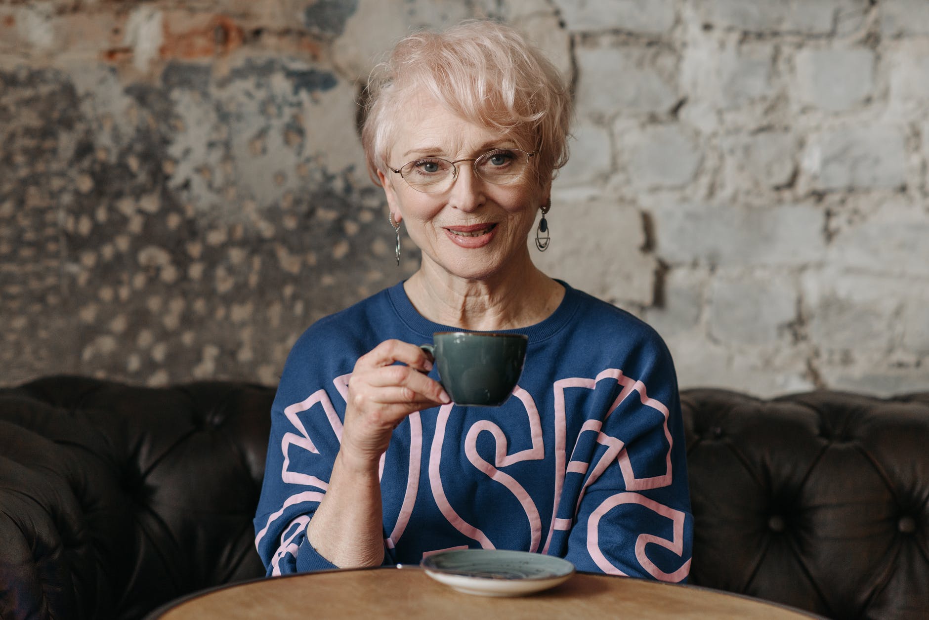 Mujer mayor tomando café. | Foto: Pexels