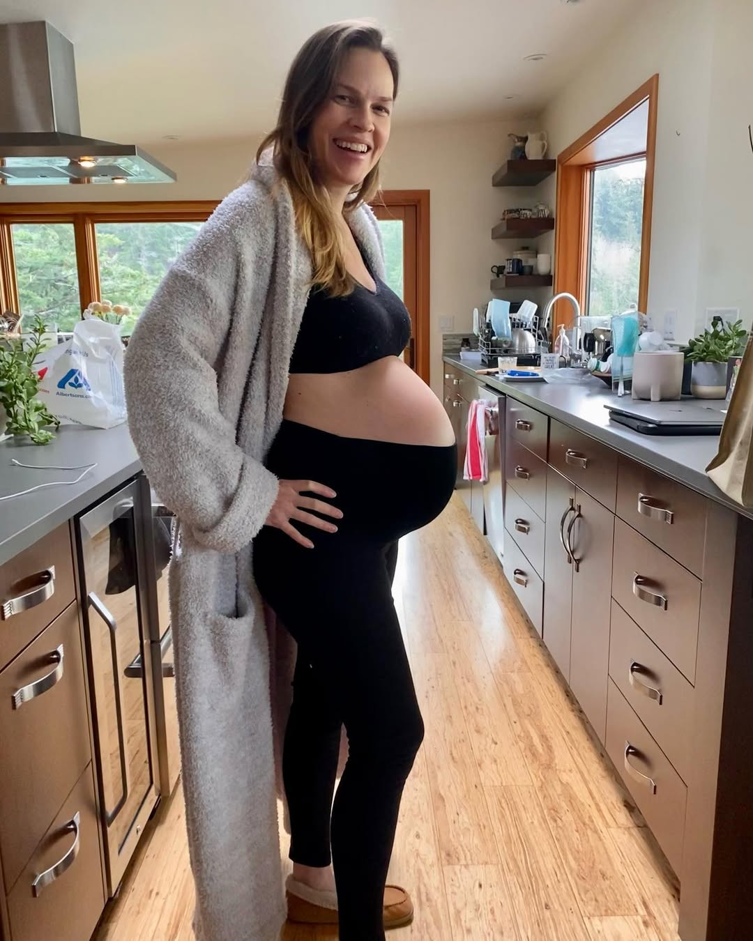 Hilary Swank pregnant with her twins from a post dated February 6, 2023. | Source: Instagram/hilaryswank