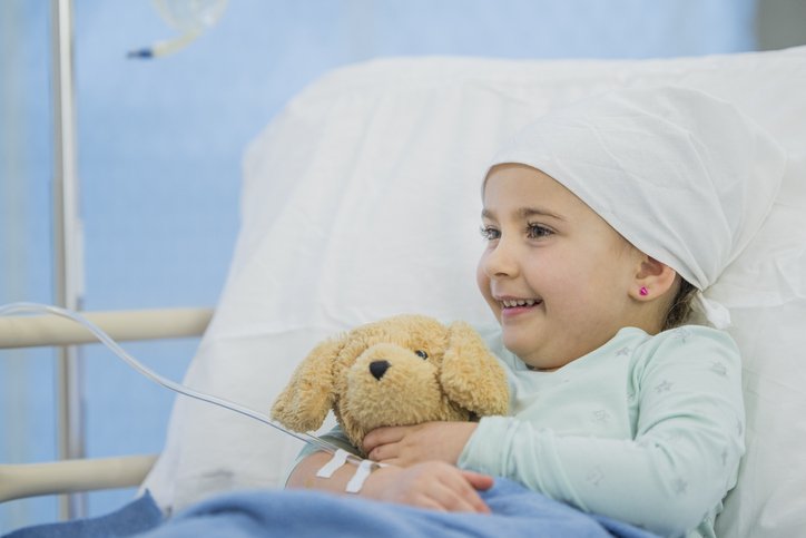 Ein kleines Mädchen in einem Krankenhausbett. I Quelle: Getty Images