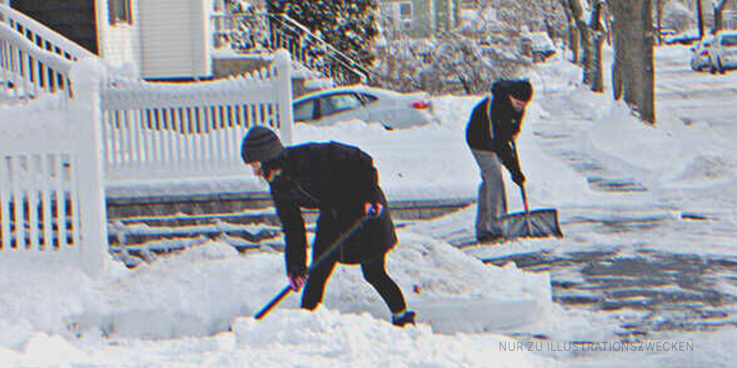 Zwei Männer schaufeln Schnee. | Quelle: Flickr / unnormalized (CC BY-SA 2.0)