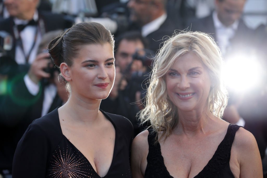 Oriane Deschamps et Michele Laroque assister à la projection "Okja" lors de la 70e édition du Festival de Cannes au Palais des Festivals le 19 mai 2017 à Cannes, France. | Photo : Getty Images Oriane Deschamps et Michele Laroque assister à la projection "Okja" lors de la 70e édition du Festival de Cannes au Palais des Festivals le 19 mai 2017 à Cannes, France. | Photo : Getty Images