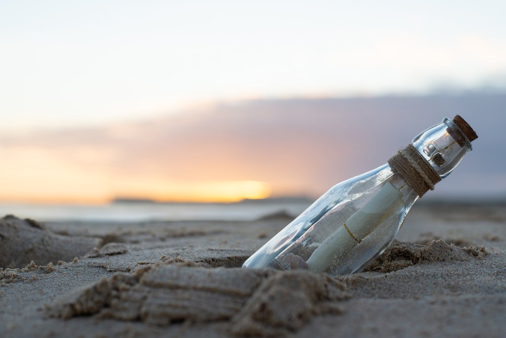 Flaschenpost am Strand. | Quelle: Shutterstock