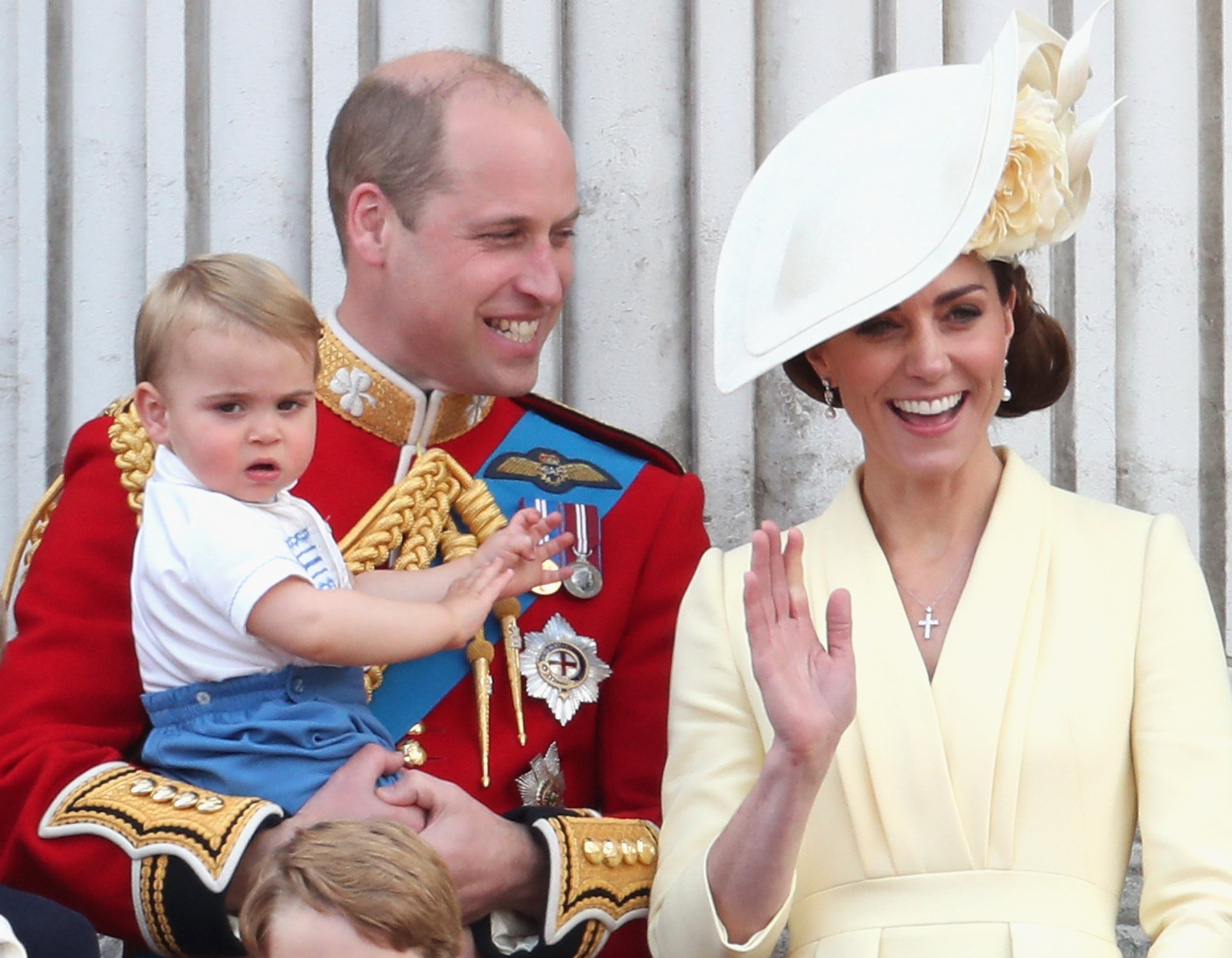 El príncipe William sostiene al príncipe Louis junto a su esposa Kate Middleton en el desfile del estandarte, en junio de 2019 | Imagen: Getty Images