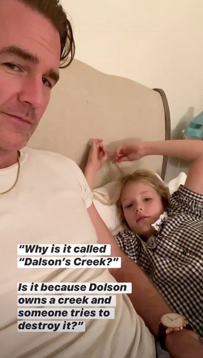 James Van Der Beek explaining the show "Dawson's Creek" to his daughter | Photo: Instagram/vanderjames
