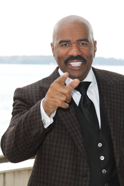 Steve Harvey at a photocell for the "Steve Harvey Show" in 2013. | Photo: Getty Images
