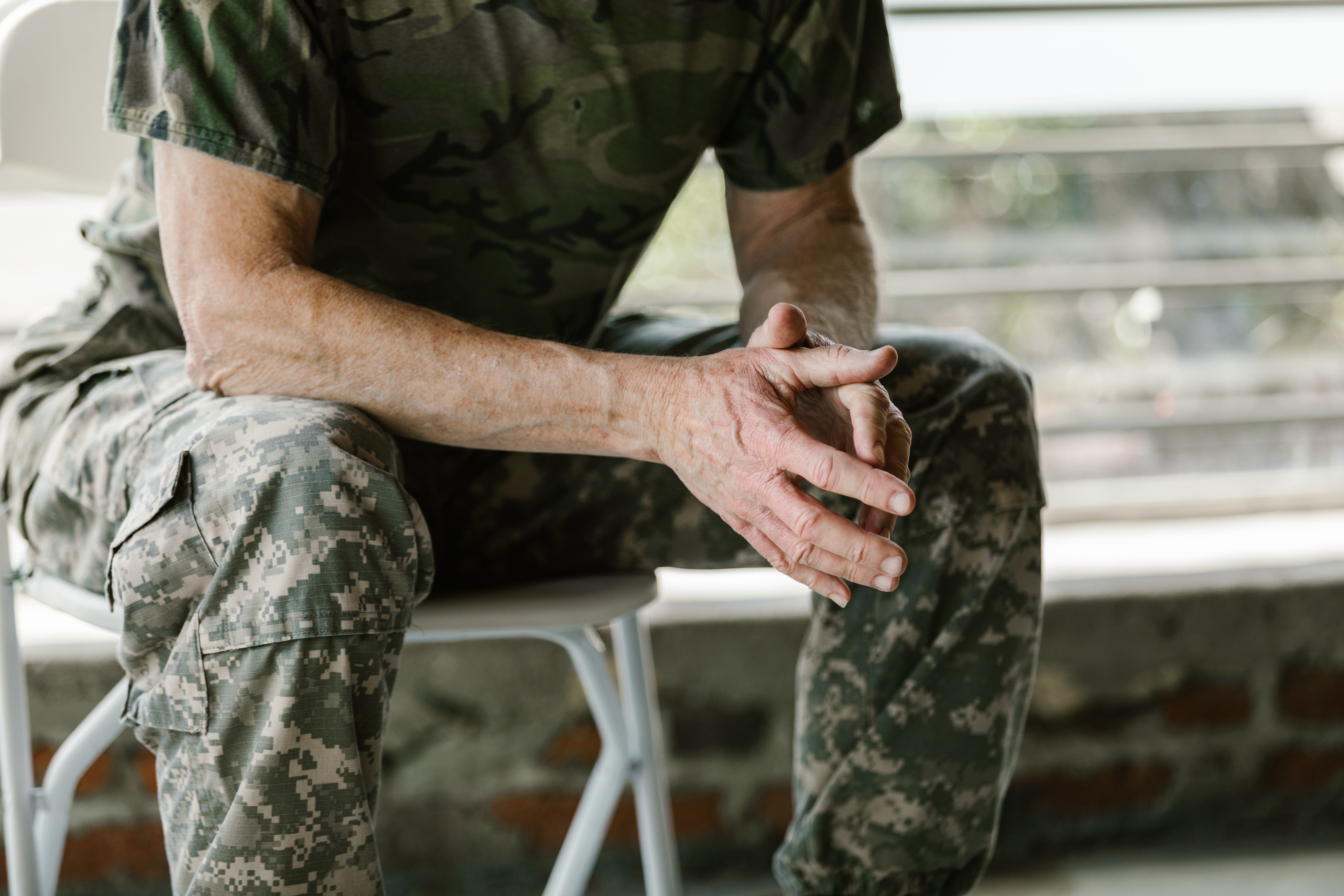 Un militar sentado pensativo. | Foto: Pexels