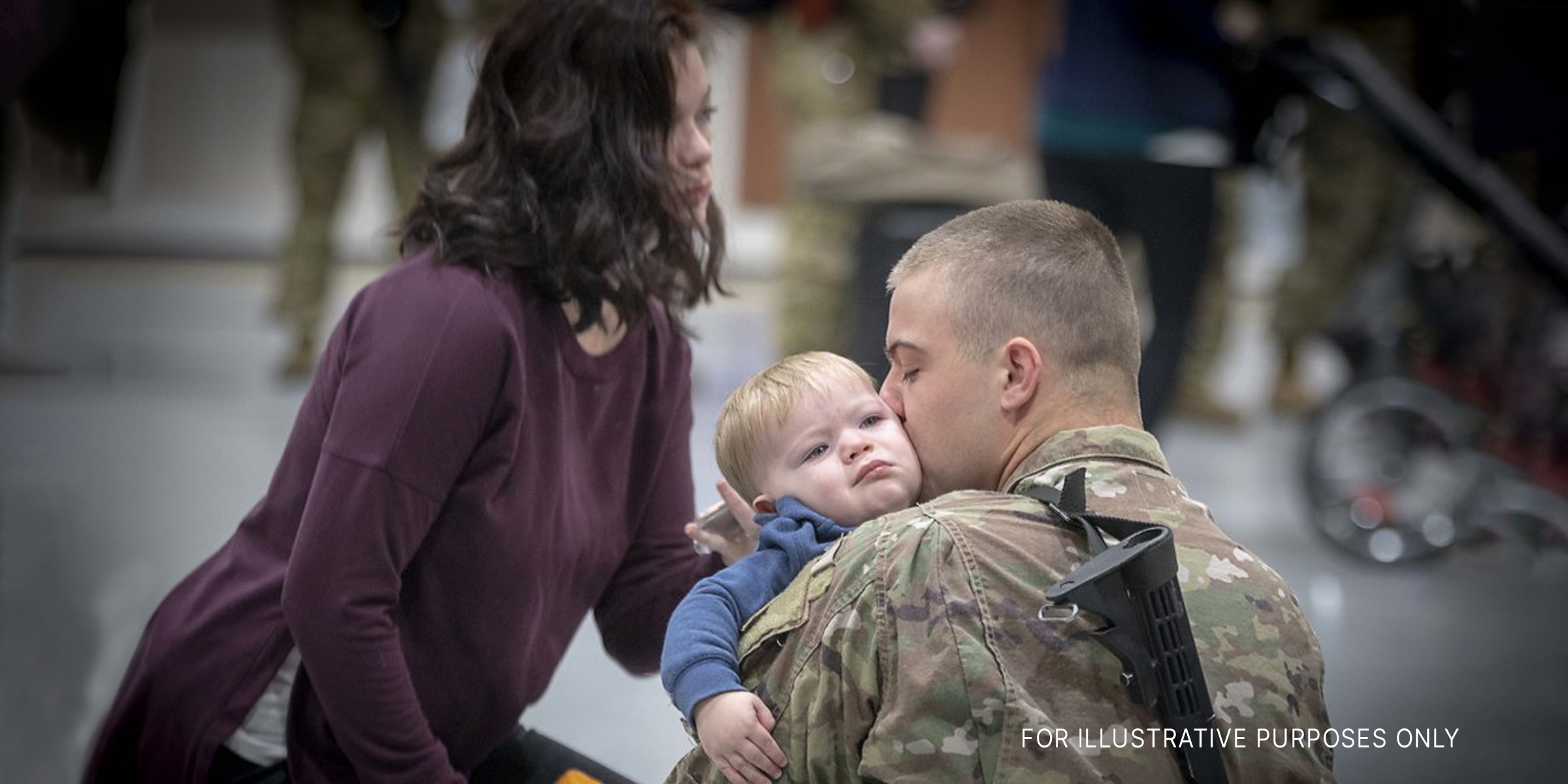 A man in the military holding his child | Source: Shutterstock
