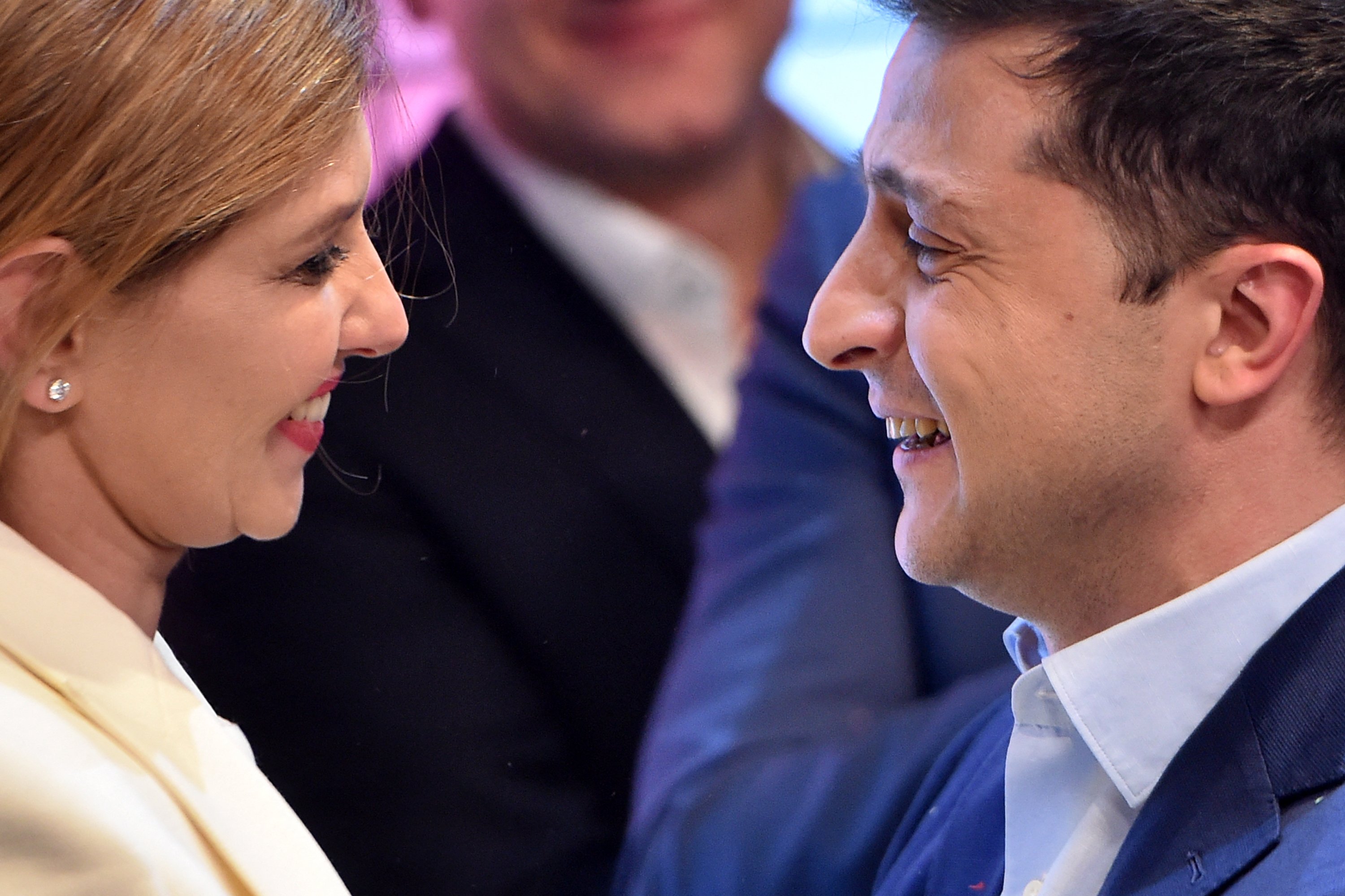 Der ukrainische Präsidentschaftskandidat Wolodymyr Selenskyj und seine Frau Olena in seiner Wahlkampfzentrale in Kyiv am 21. April 2019. | Quelle: Getty Images