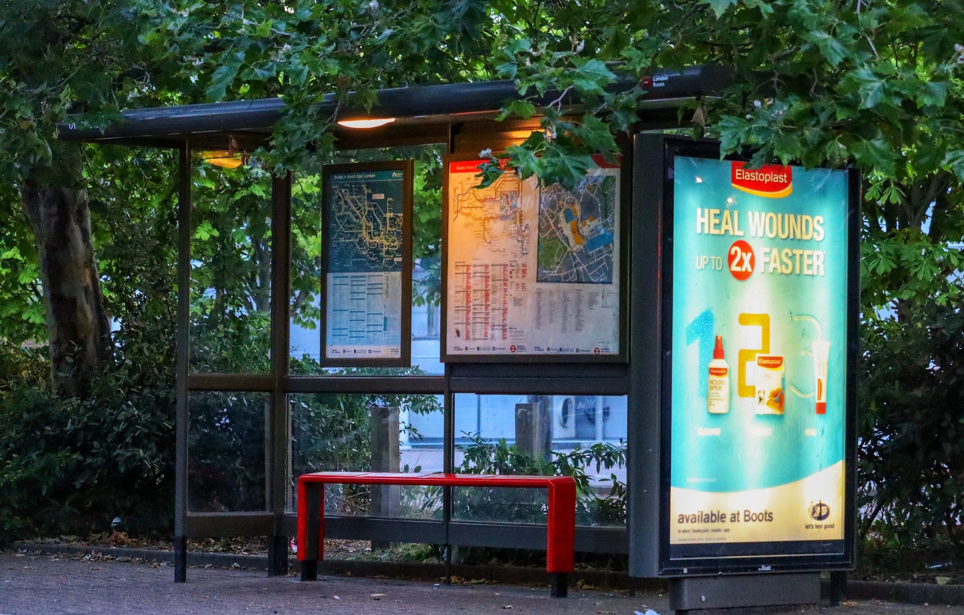 He waited at the bus stop with an important message for Linda. | Source: Pexels