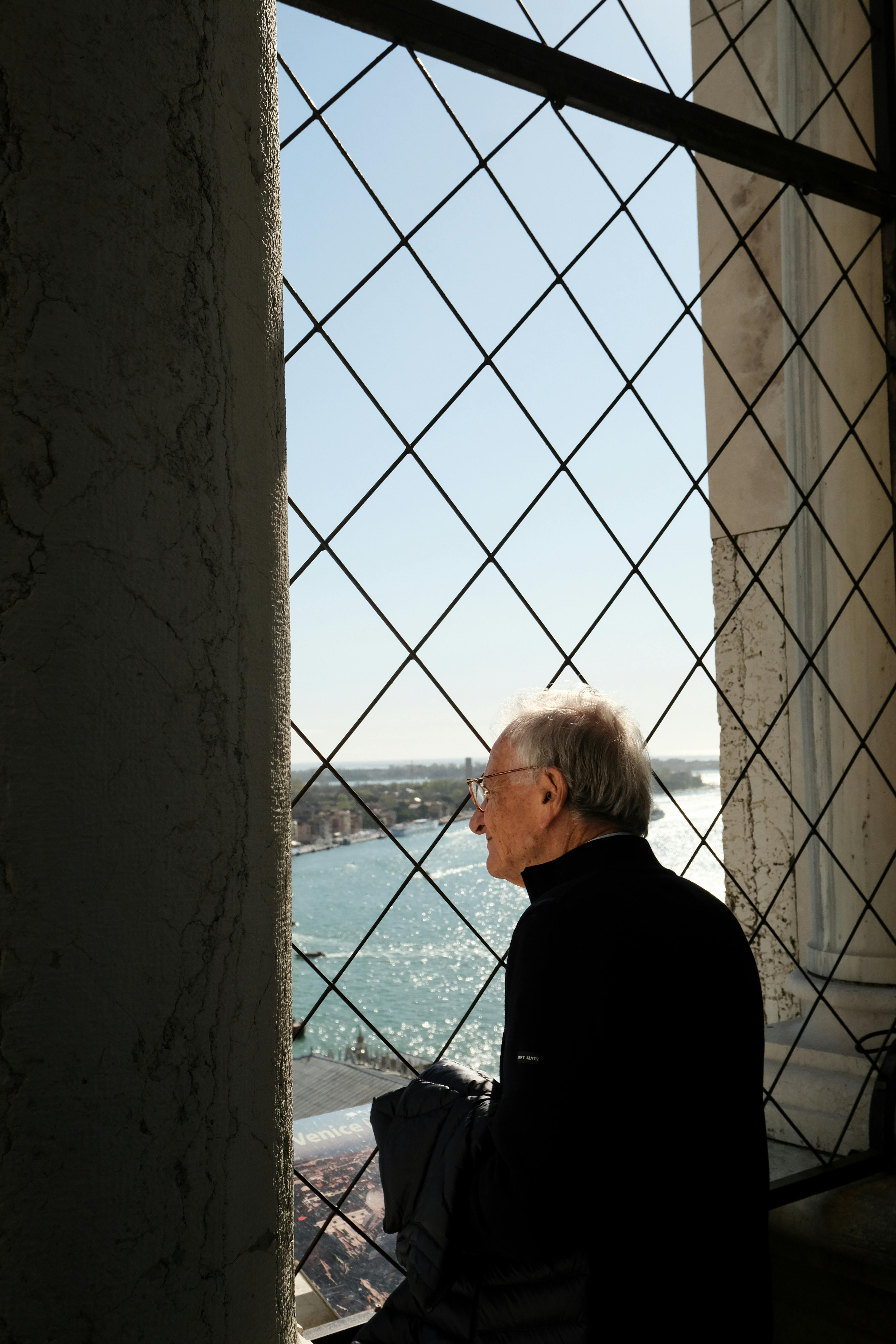 Elderly man gazing out a window | Source: Pexels