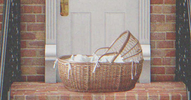 Una cesta enfrente de una puerta. | Foto: Shutterstock