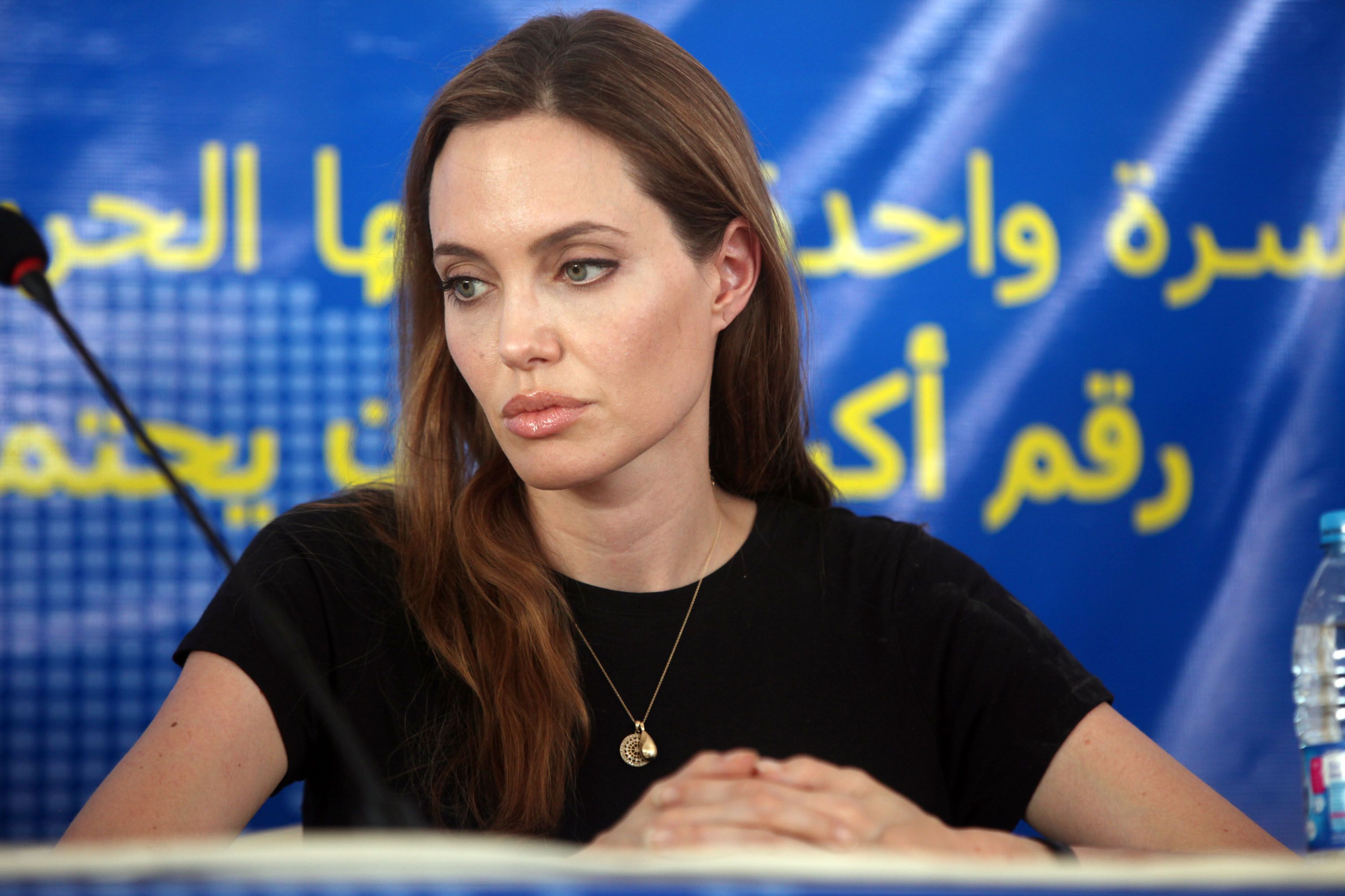 Angelina Jolie at a press conference to mark the World Refugee Day in Al-Zaatari Refugee Camp on June 20, 2013. | Photo: Getty Images