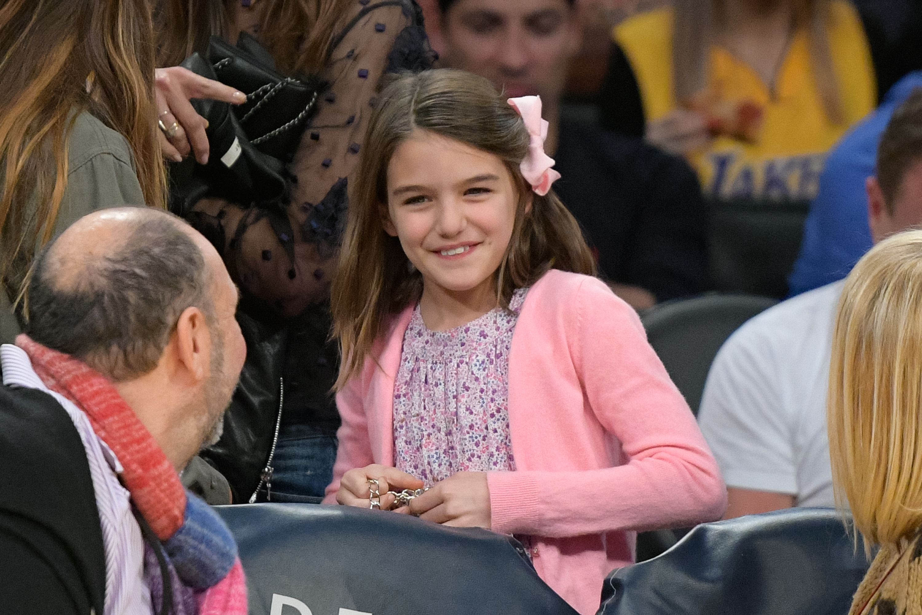 Suri Cruise asiste a un partido de baloncesto entre los Detroit Pistons y Los Ángeles Lakers en el Staples Center el 15 de enero de 2017 en Los Ángeles, California. | Foto: Getty Images
