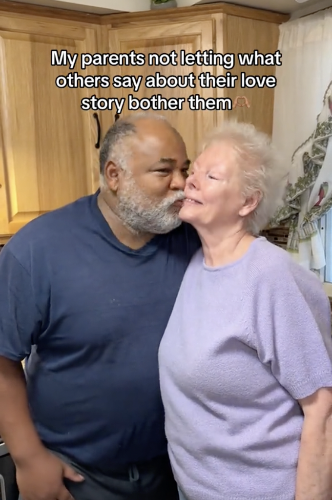 Alicia Holloway's parents sharing a kiss in a clip Alicia shared in March 2024 | Source: tiktok/aliciamaeholloway