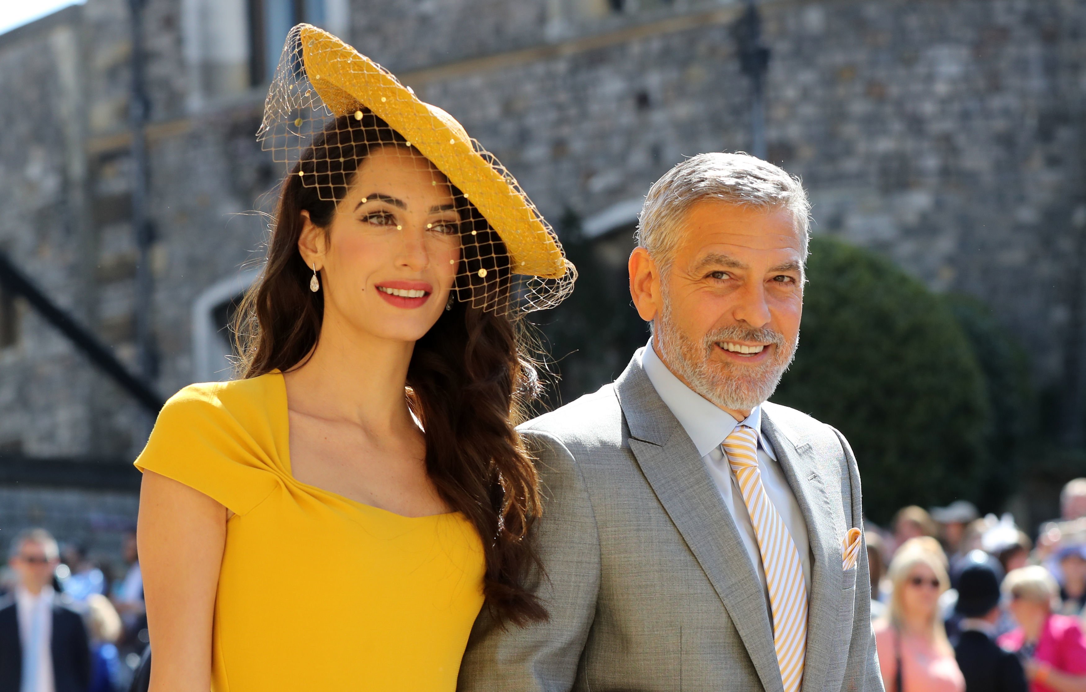 Amal Clooney y George Clooney en la ceremonia de boda del Príncipe Harry, Duque de Sussex y Meghan Markle de Gran Bretaña en la Capilla de San Jorge, Castillo de Windsor, en Windsor, el 19 de mayo de 2018 | Foto: Getty Images