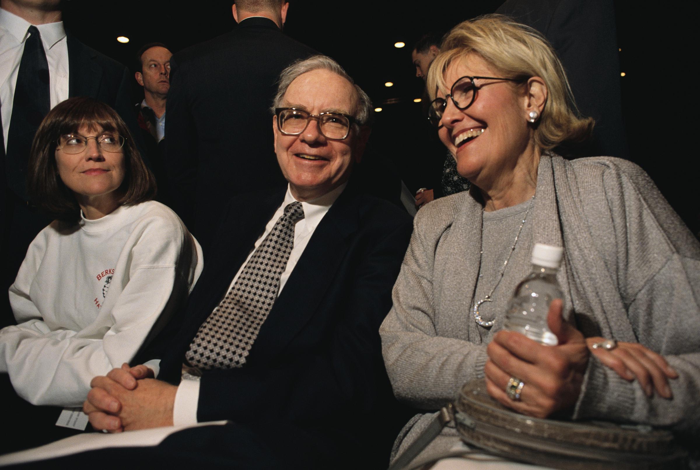 Susie, Warren, and Susan Buffett attends the company's annual shareholders' meeting, in Omaha, Nebraska, on May 5, 1997. | Source: Getty Images