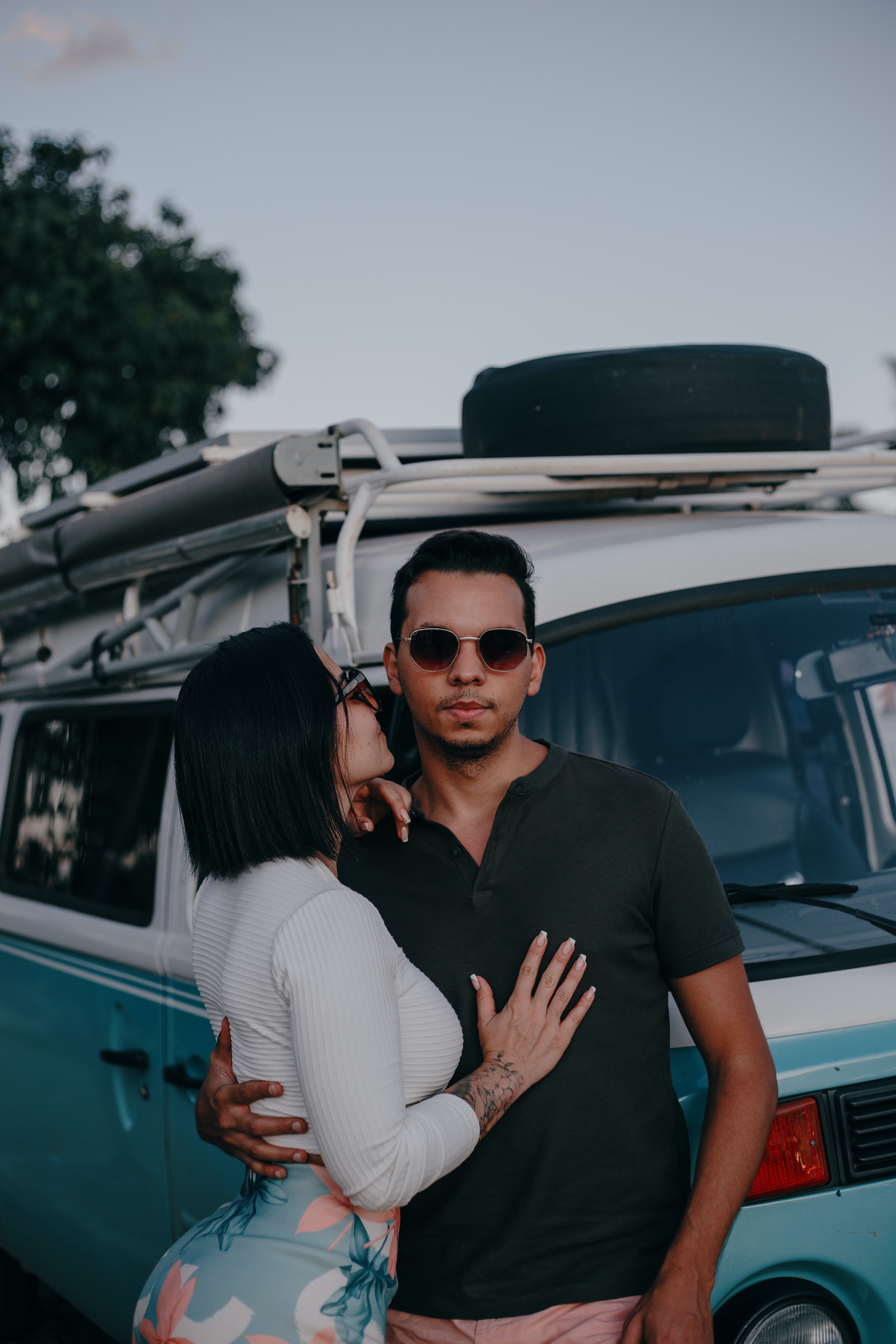A couple leaning on a van. | Source: Pexels