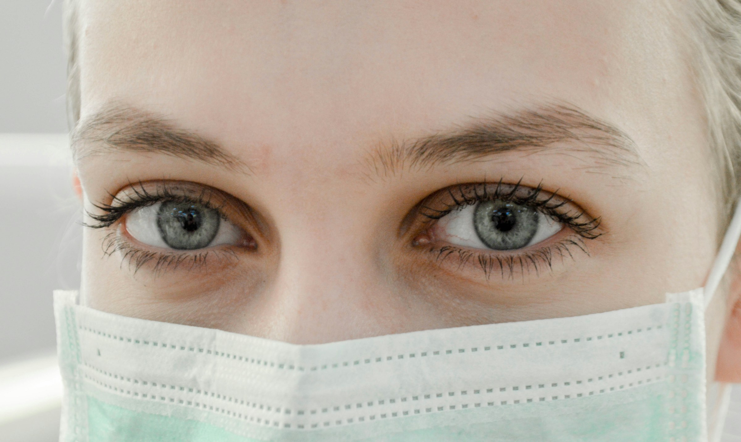 A healthcare specialist wearing a mask | Source: Unsplash