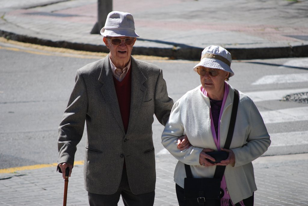 Pareja de ancianos cruzando la calle. | Imagen: Flickr Pareja de ancianos cruzando la calle. | Imagen: Flickr