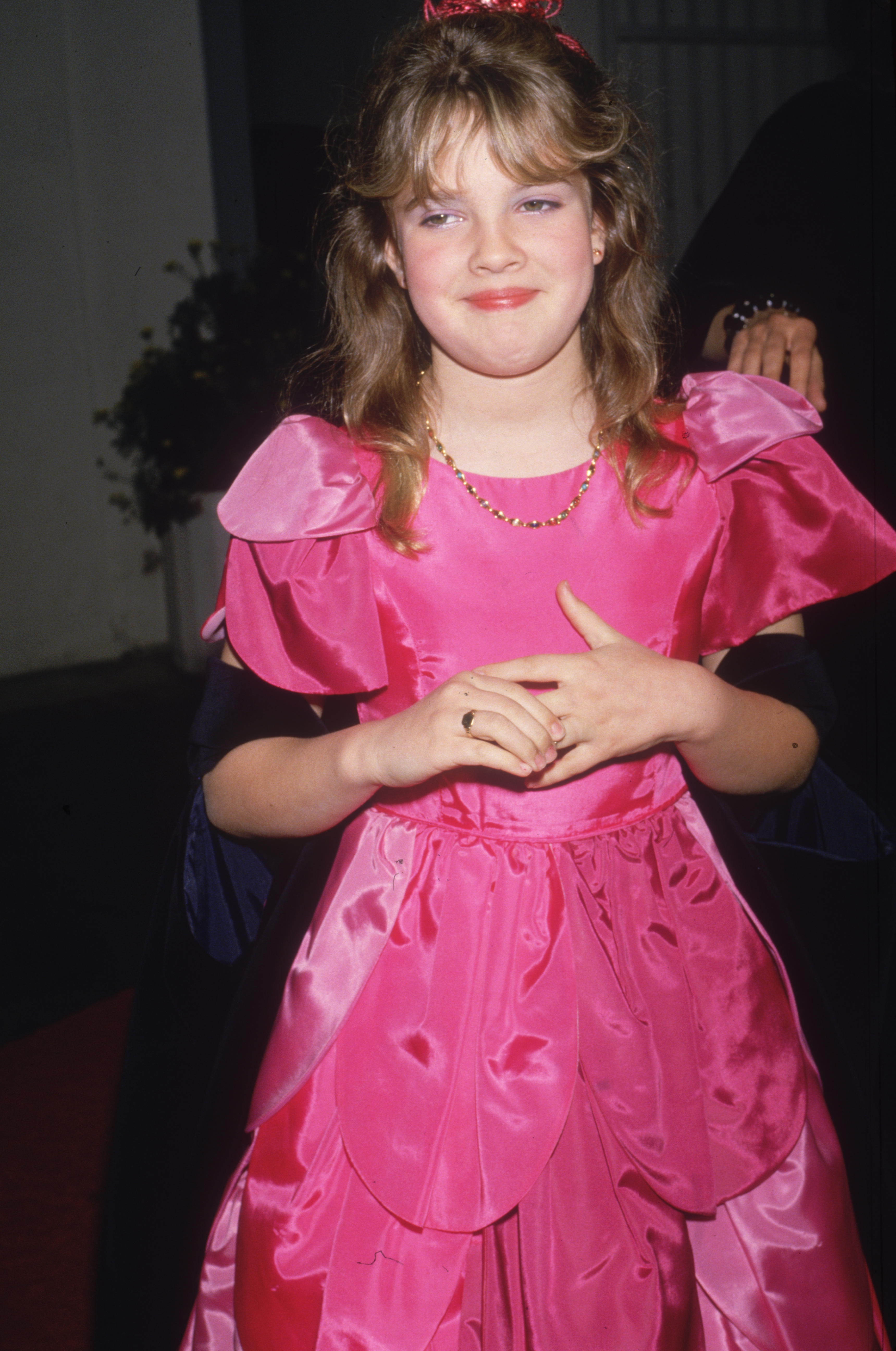 The movie star wearing a bright pink gown and smiling in 1984. | Source: Getty Images