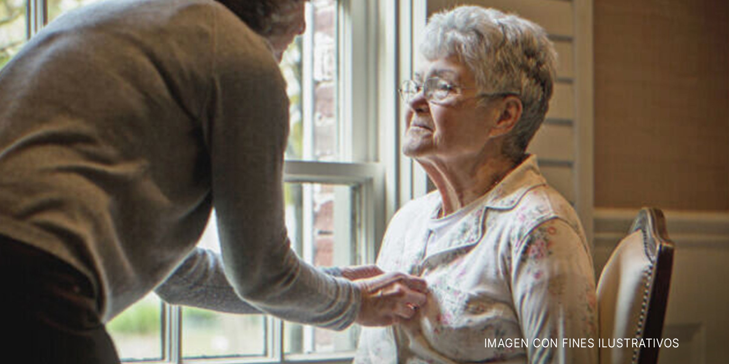 Joven ayuda a una anciana | Foto: Getty Images