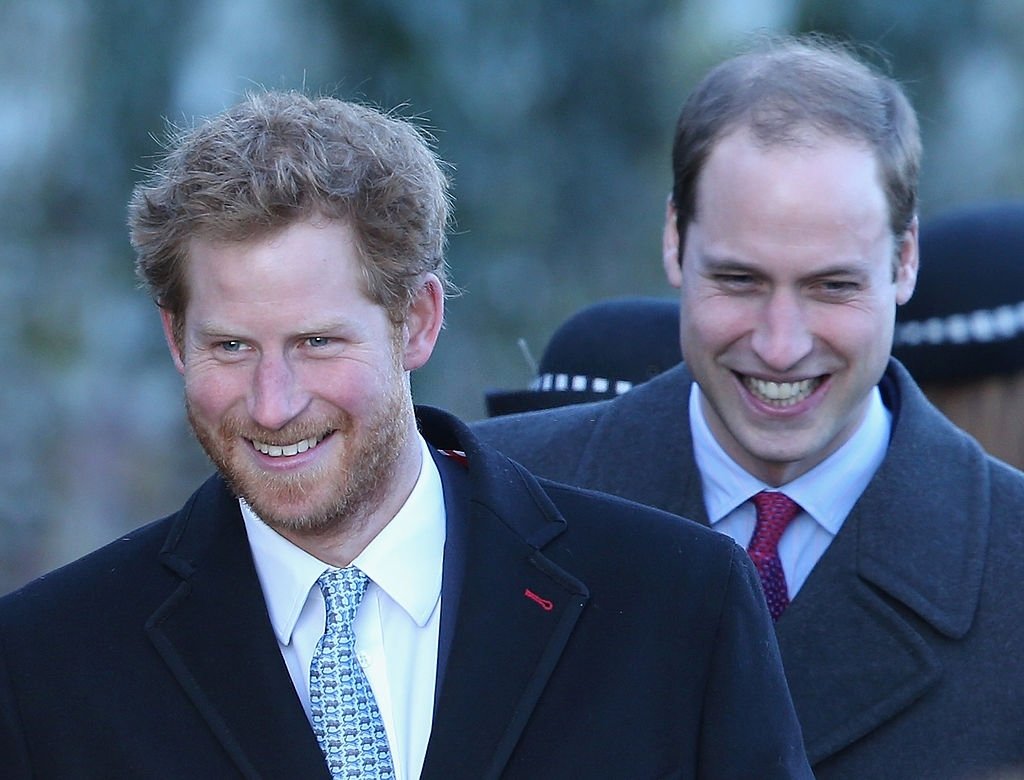 Le prince William et le prince Harry quittent le 25 décembre 2013 à King's Lynn, en Angleterre. | Photo : Getty Images