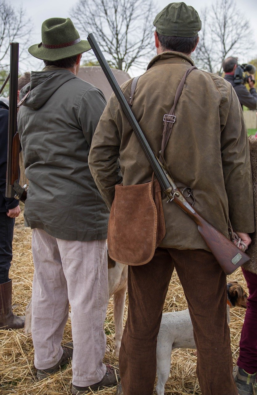 Des chasseurs se préparent à chasser. | Photo : Pixabay Des chasseurs se préparent à chasser. | Photo : Pixabay