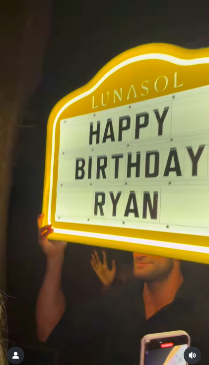 Birthday sign for Ryan Muñiz during his 22nd birthday celebration, from a video posted on August 17, 2025 | Source: Instagram/dayanarapr