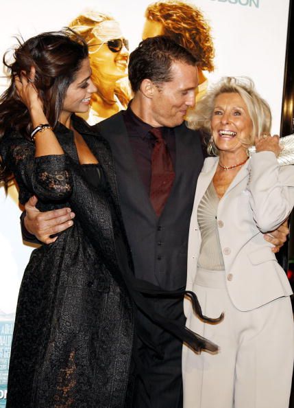 Matthew McConaughey his wife Camila Alves, and his mother Kay at the premiere of "Fool's Gold"  in 2008 | Source: Getty Images