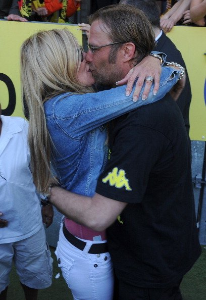 Jürgen und Ulla Klopp küssen sich nach einem Fußballspiel, Dortmund, 2011 | Quelle: Getty Images