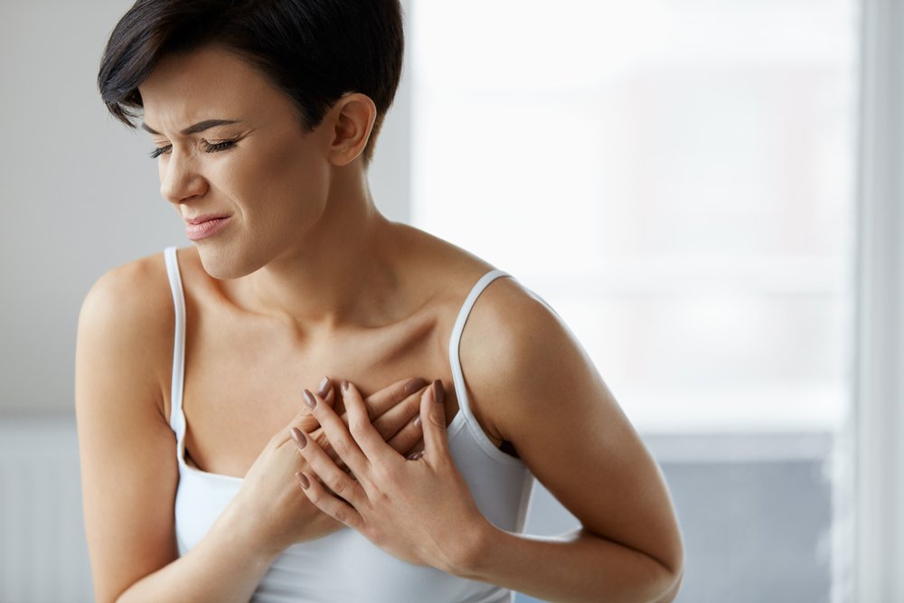 Une femme victime d'une crise cardiaque | Photo: Shutterstock Une femme victime d'une crise cardiaque | Photo: Shutterstock