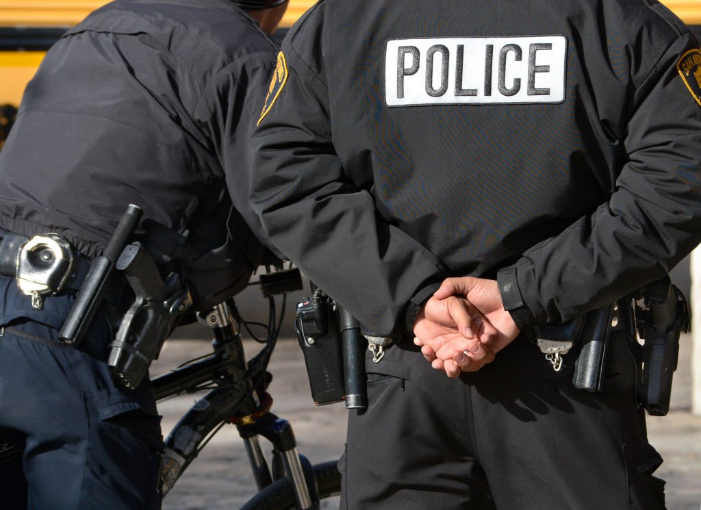 Deux policiers filmés de dos.| source: Getty Images
