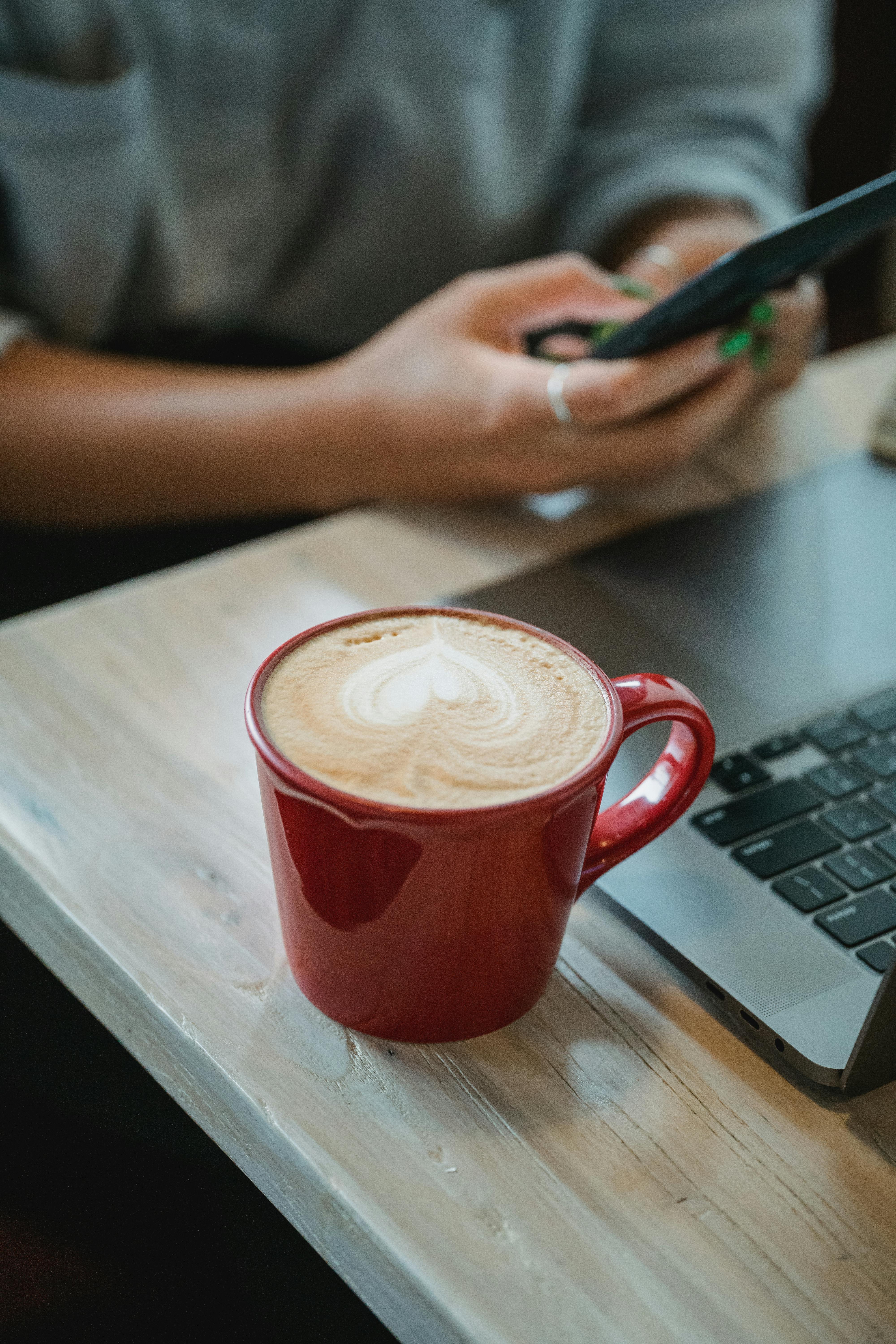 A woman typing on a cellphone | Source: Pexels