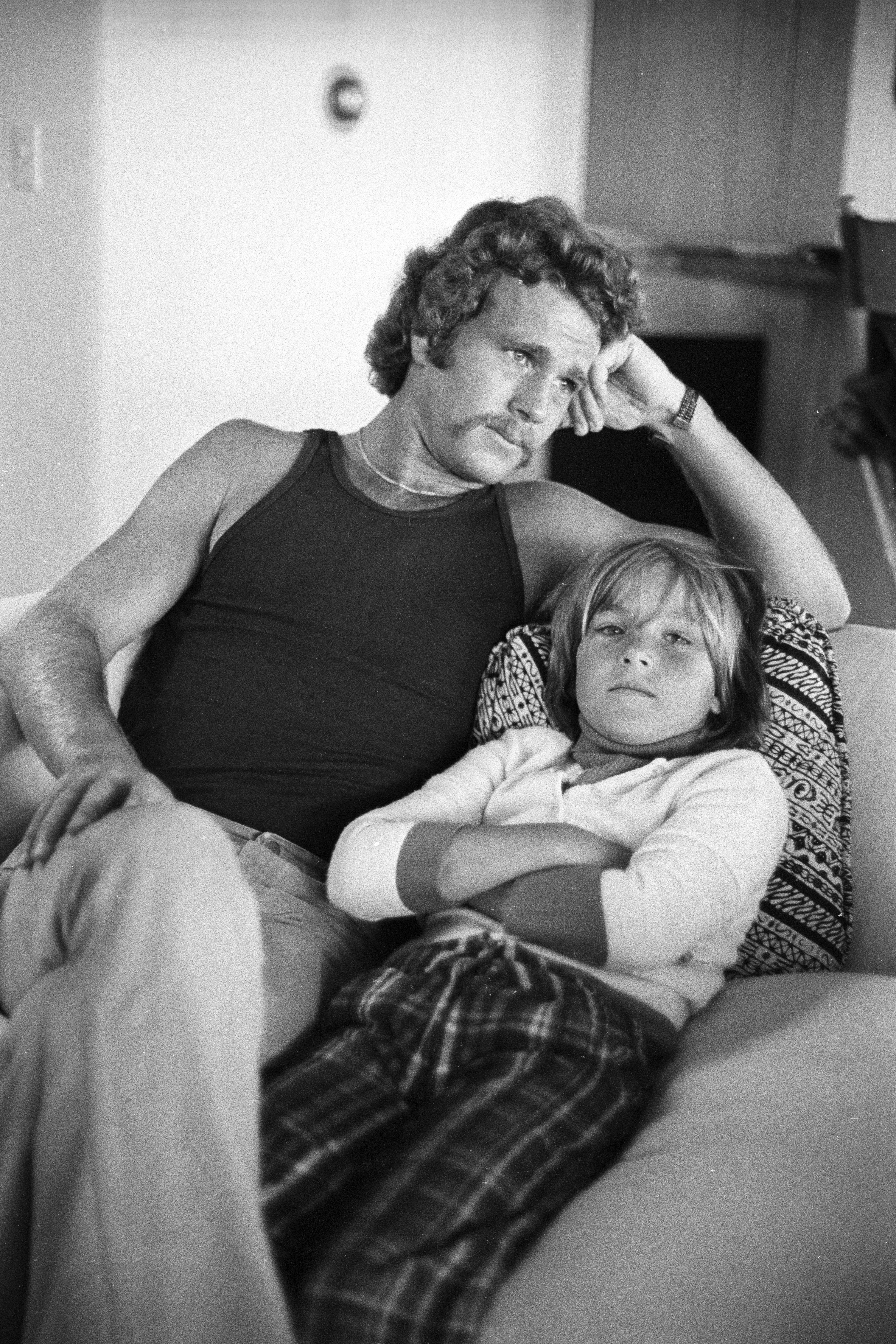 Ryan O'Neal posing with his daughter Tatum O'Neil on April 27, 1973 in Malibu, California | Source: Getty Images
