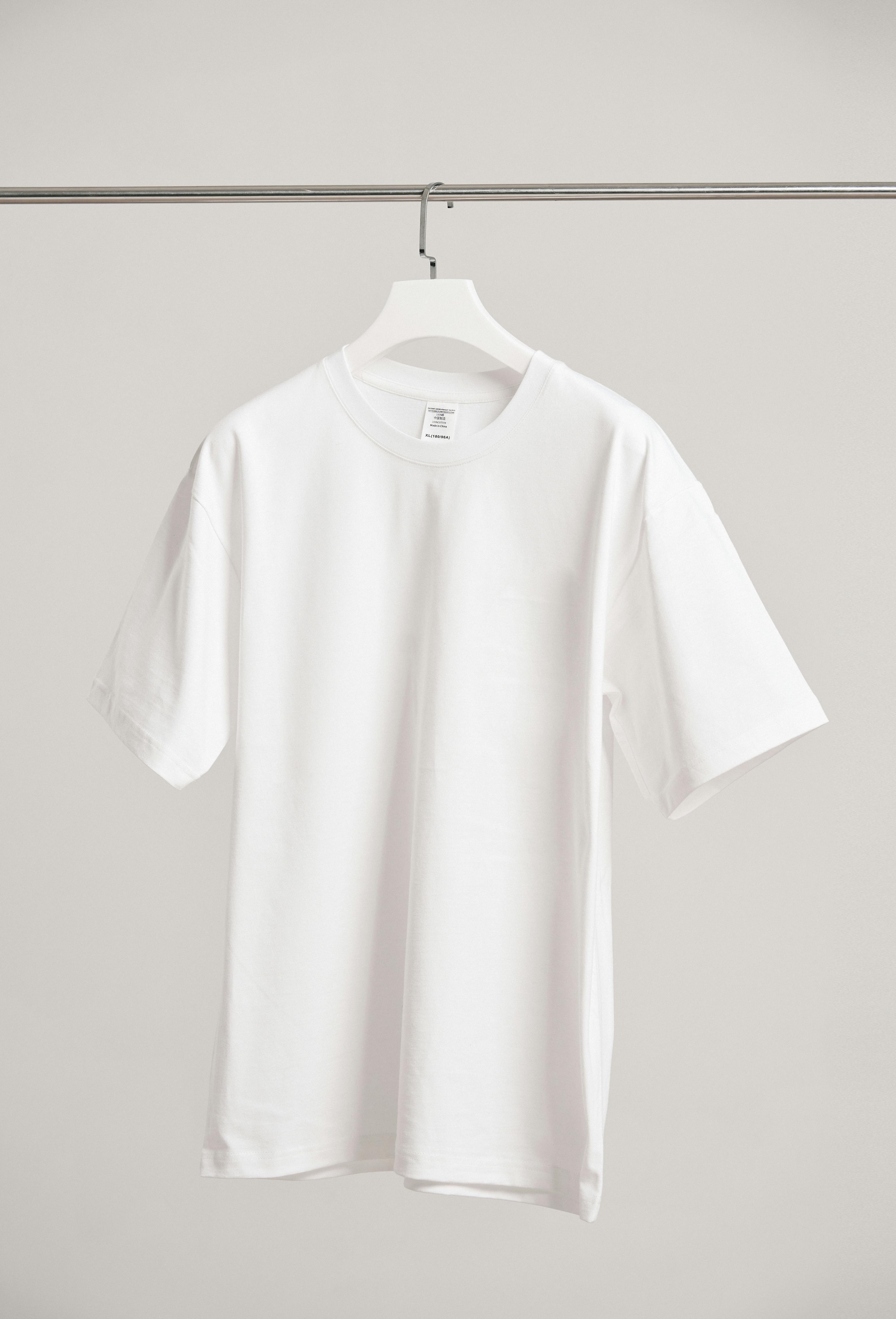 A plain white T-shirt | Source: Pexels